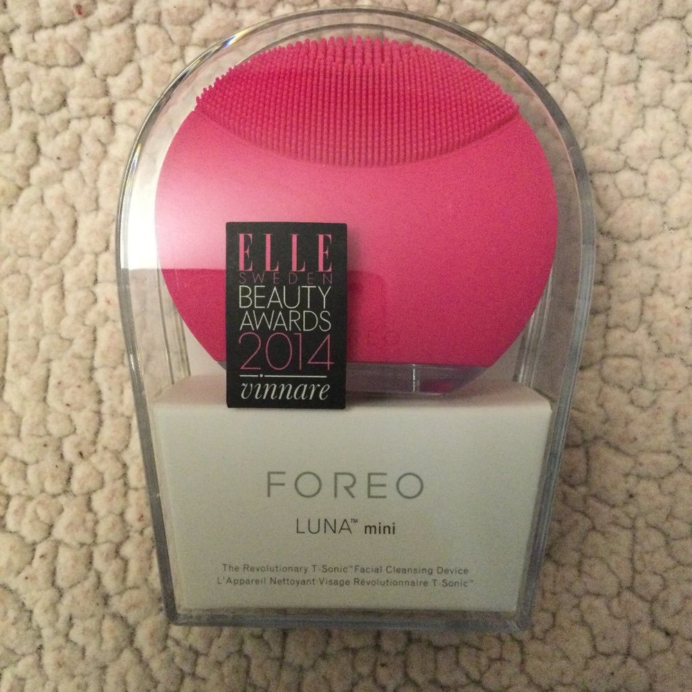 FOREO LUNA MINI (ORIGINAL) - T SONIC FACIAL CLEANSING DEVICE - MAGENTA